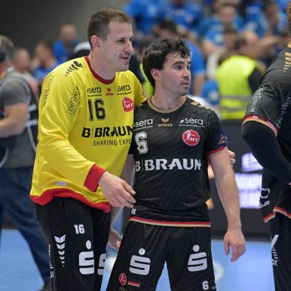 Celebration after the victory: Nebojsa Simic, goalkeeper for MT Melsungen (16 goals), and Adrian Sipos, MT Melsungen (8 goals), GER; MT Melsungen vs. Orlen Wisla Plock, POL; Handball, Men s Champions League, Group Matches, 2026–2027 Season, October 22, 2026, GER, MT Melsungen vs. Orlen Wisla Plock, Men’s Champions League, Group Match, 2026–2027 Season, October 22, 2026, Kassel Copyright: xEibner-Pressefotox xRolandxSippelx EP_RSL