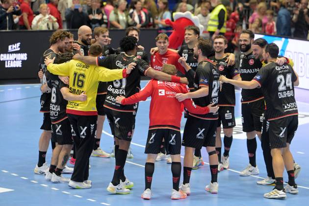 Celebrations and joy after the victory: Johannes Golla (MT Melsungen 14), Erik Balenciaga (MT Melsungen 6), Nebojsa Simic (goalkeeper, MT Melsungen 16), Dariel Garcia Rivera (MT Melsungen 31) in the foreground, L R, GER, MT Melsungen vs. Orlen Wisla Plock (POL), Handball, Men’s Champions League, Group Matches, 2026–2027 Season, October 22, 2026, GER, MT Melsungen vs. Orlen Wisla Plock, Men’s Champions League, Group Match, 2026–2027 Season, October 22, 2026, Kassel Copyright: xEibner-Pressefotox xRolandxSippelx EP_RSL