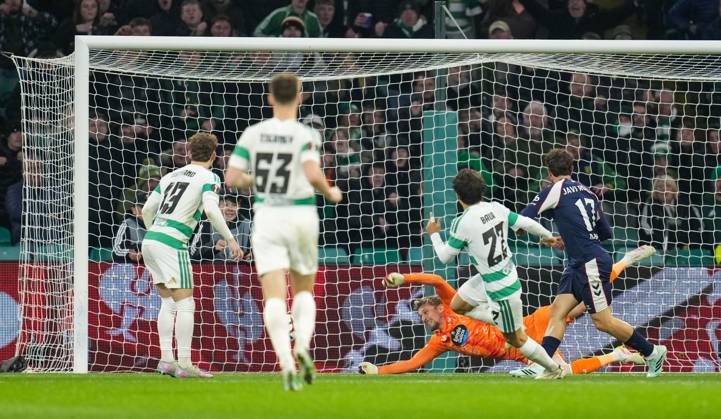 Celtic midfielder Mika Baur shoots past Celta Vigo goalkeeper Ionut Radu and scores to give Celtic a 1-0 lead Celtic v Celta Vigo, UEFA Europa League, Football, Celtic Park, Glasgow, Scotland, UK - 22 Oct 2026Glasgow Celtic Park Scotland United Kingdom  Copyright: xStuartxWallace Shutterstockx 17230137bx