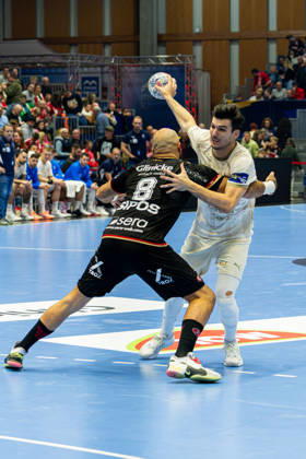 Kassel, Germany, October 22, 2026 EHF Champions League 2026–2027 Group Stage Group B Match 5 MT Melsungen vs. Orlen Wisla Plock Pictured, from left, in a one-on-one battle: Adrian Sipos (MT) and Gergo Fazekas, Gergo Fazekas, SPR Rothenbach, Halle, Hesse Copyright: xFotostandx xKruczynskix