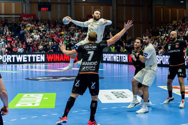 Kassel, Germany, October 22, 2026 EHF Champions League 2026–2027 Group Stage Group B Match 5 MT Melsungen vs. Orlen Wisla Plock Pictured, from left, in a one-on-one battle: David Mandic Mandic (MT) and Zoltan Szita (SPR Rothenbach Halle, Hesse) Copyright: xFotostandx xKruczynskix