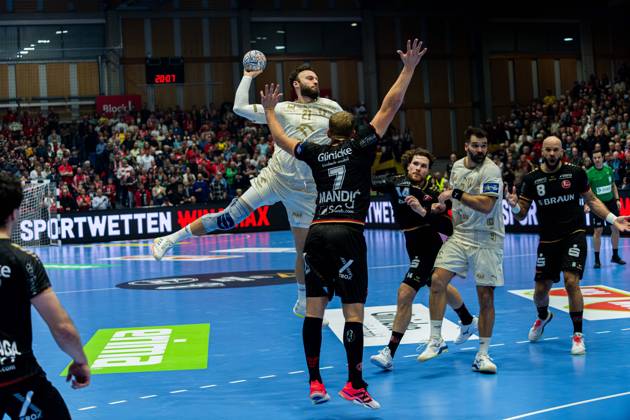 Kassel, Germany, October 22, 2026 EHF Champions League 2026–2027 Group Stage Group B Match 5 MT Melsungen vs. Orlen Wisla Plock Pictured, from left, in a one-on-one battle: Zoltan Szita, Zoltan Szita (SPR), and David Mandic Mandic, MT Rothenbach, Halle, Hesse Copyright: xFotostandx xKruczynskix