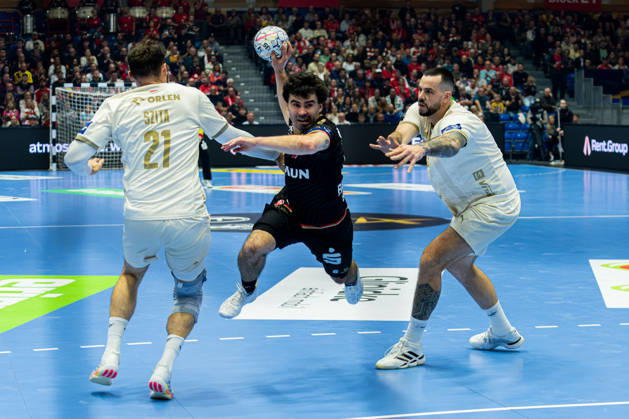 Kassel, Germany, October 22, 2026 EHF Champions League 2026–2027 Group Stage Group B Match 5 MT Melsungen vs. Orlen Wisla Plock Pictured, from left, in a one-on-one battle: Zoltan Szita, Zoltan Szita (SPR), Erik Balenciaga (MT) and Leon Å uÅ¡nja Susnja (SPR) Rothenbach Hall, Hesse Copyright: xFotostandx xKruczynskix