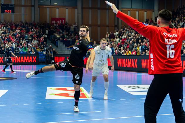Kassel, Germany, October 22, 2026 EHF Champions League 2026–2027 Group Stage Group B Match 5 MT Melsungen vs. Orlen Wisla Plock Pictured, from left, in a one-on-one battle: Florian Drosten (MT) taking a penalty throw and goalkeeper Miljan Vujovic Vujovic, SPR Rothenbach, Halle, Hesse Copyright: xFotostandx xKruczynskix