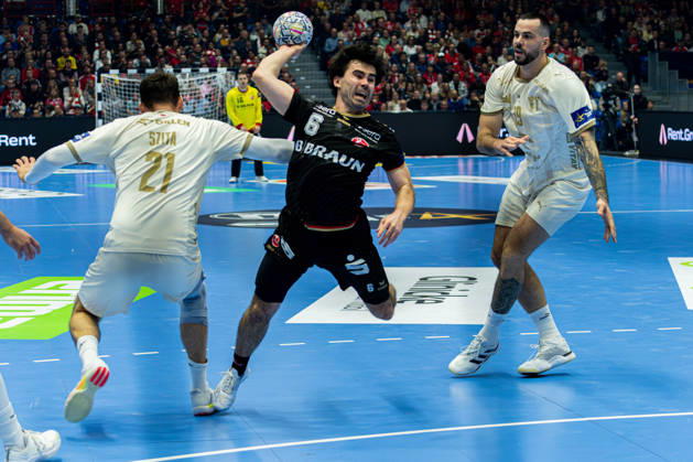 Kassel, Germany, October 22, 2026 EHF Champions League 2026–2027 Group Stage Group B Match 5 MT Melsungen vs. Orlen Wisla Plock Pictured, from left, in a one-on-one battle: Zoltan Szita, Zoltan Szita (SPR), Erik Balenciaga (MT) and Leon Å uÅ¡nja Susnja (SPR) Rothenbach Hall, Hesse Copyright: xFotostandx xKruczynskix