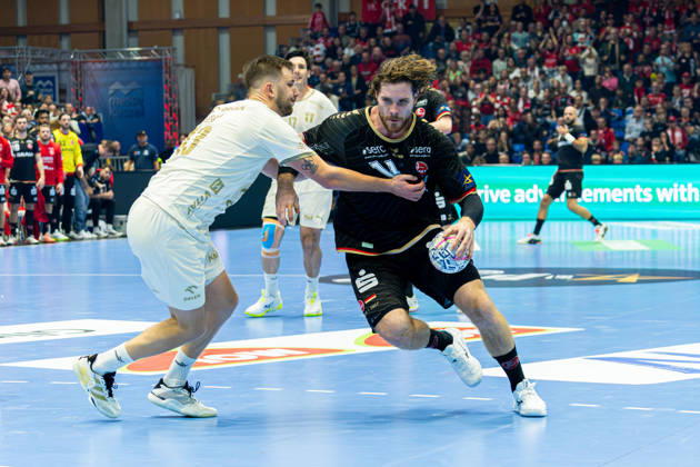 Kassel, Germany, October 22, 2026 EHF Champions League 2026–2027 Group Stage Group B Match 5 MT Melsungen vs. Orlen Wisla Plock Pictured, from left, in a one-on-one battle: Zoran Ilic Ilic (SPR) and Johannes Golla (MT Rothenbach) Halle, Hesse Copyright: xFotostandx xKruczynskix