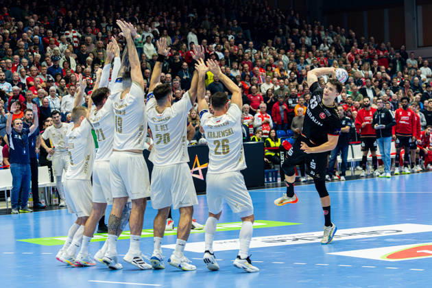 Kassel, Germany, October 22, 2026 EHF Champions League 2026–2027 Group Stage Group B Match 5 MT Melsungen vs. Orlen Wisla Plock Pictured from left: Michal Daszek (SPR), Zoltán Szita (SPR), Leon äuönja SPR, Oriol Rey Morales SPR, and Przemyslaw Krajewski SPR in the wall; Aaron Mensing (MT) taking a shot at the Rothenbach Hall in Hesse Copyright: xFotostandx xKruczynskix