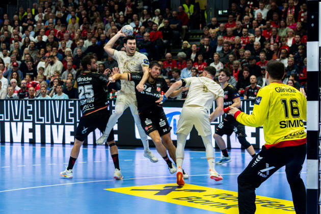 Kassel, Germany, October 22, 2026 EHF Champions League 2026–2027 Group Stage Group B Match 5 MT Melsungen vs. Orlen Wisla Plock Pictured, from left, in a one-on-one battle: Olle Forsell Schefvert (MT), Gergo Fazekas (SPR) and Daniel Dujshebaev (MT) at the Rothenbach Hall in Hesse Copyright: xFotostandx xKruczynskix