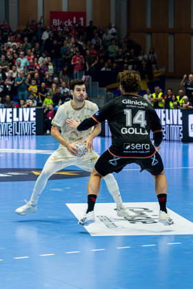 Kassel, Germany, October 22, 2026 EHF Champions League 2026–2027 Group Stage Group B Match 5 MT Melsungen vs. Orlen Wisla Plock Pictured from left in a duel: Gergo Fazekas (SPR) and Johannes Golla (MT Rothenbach), Halle, Hesse Copyright: xFotostandx xKruczynskix