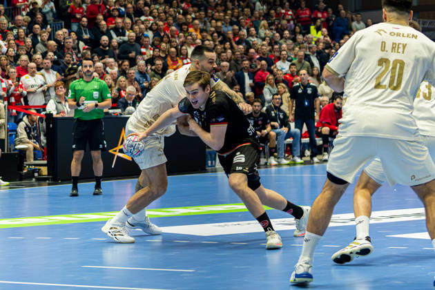 Kassel, Germany, October 22, 2026 EHF Champions League 2026–2027 Group Stage Group B Match 5 MT Melsungen vs. Orlen Wisla Plock Pictured from left: Leon Å uÅ¡nja Susnja (SPR) and Reynir Stefansson (MT) in a duel at Rothenbach Hall in Hesse Copyright: xFotostandx xKruczynskix