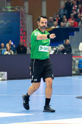 Kassel, Germany, October 22, 2026 EHF Champions League 2026–2027 Group Stage Group B Match 5 MT Melsungen vs. Orlen Wisla Plock Pictured: Referee David Sok of Slovenia gesturing on the court at Rothenbach Halle in Hesse Copyright: xFotostandx xKruczynskix