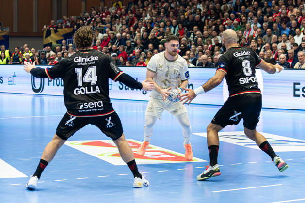 Kassel, Germany, October 22, 2026 EHF Champions League 2026–2027 Group Stage Group B Match 5 MT Melsungen vs. Orlen Wisla Plock Pictured from left in a duel: Johannes Golla (MT), Mitja Janc (SPR), and Adrian Sipos (MT) Rothenbach Hall, Hesse Copyright: xFotostandx xKruczynskix