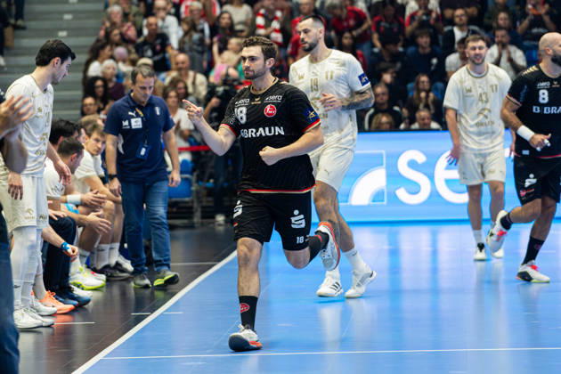 Kassel, Germany, October 22, 2026 EHF Champions League 2026–2027 Group Stage Group B Match 5: MT Melsungen vs. Orlen Wisla Plock Pictured: Florian Drosten of MT gesturing on the court at Rothenbach Halle in Hesse Copyright: xFotostandx xKruczynskix