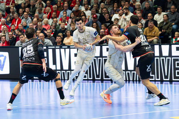 Kassel, Germany, October 22, 2026 EHF Champions League 2026–2027 Group Stage Group B Match 5 MT Melsungen vs. Orlen Wisla Plock Pictured, from left, in a one-on-one battle: Olle Forsell Schefvert (MT), Gergo Fazekas (SPR), Mitja Janc (SPR), and Daniel Dujshebaev (MT) at the Rothenbach Hall in Hesse Copyright: xFotostandx xKruczynskix