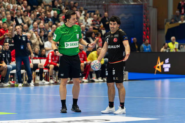 Kassel, Germany, October 22, 2026, EHF Champions League 2026–2027, Group Stage, Group B, Match 5: MT Melsungen vs. Orlen Wisla Plock. Pictured: Referees Bojan Lah (Slovenia) and Erik Balenciaga (MT) gesturing and talking on the court at Rothenbach Hall Hesse Copyright: xFotostandx xKruczynskix