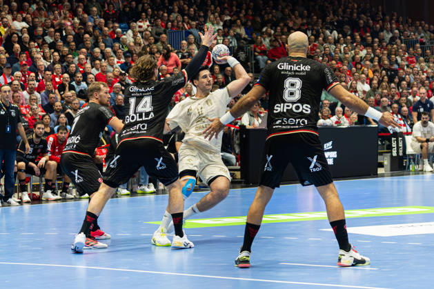 Kassel, Germany, October 22, 2026 EHF Champions League 2026–2027 Group Stage Group B Match 5 MT Melsungen vs. Orlen Wisla Plock Pictured, from left, in a one-on-one battle: Johannes Golla (MT), Abel Serdio (SPR), and Adrian Sipos (MT) Rothenbach Hall, Hesse Copyright: xFotostandx xKruczynskix