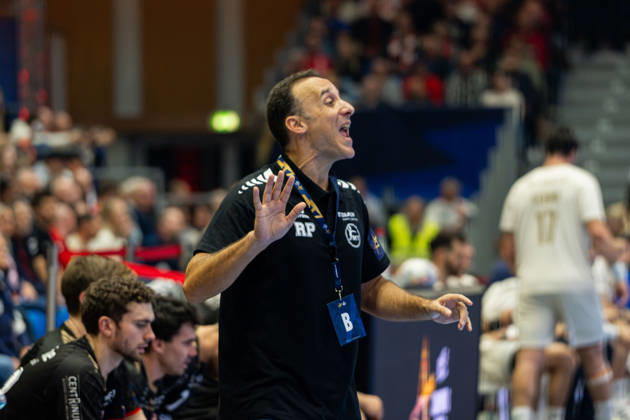 Kassel, Germany, October 22, 2026 EHF Champions League 2026–2027 Group Stage Group B Match 5: MT Melsungen vs. Orlen Wisla Plock Pictured: MT coach Roberto Garcia gesturing on the court at Rothenbach Halle in Hesse Copyright: xFotostandx xKruczynskix
