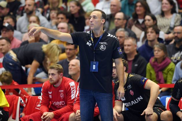 Roberto Garcia Parrondo, MT Melsungen coach, on the sidelines, GER, MT Melsungen vs. Orlen Wisla Plock (POL), Handball, Men s Champions League, Group Matches, 2026–2027 Season, October 22, 2026, GER, MT Melsungen vs. Orlen Wisla Plock, Men’s Champions League, Group Match, 2026–2027 Season, October 22, 2026, Kassel Copyright: xEibner-Pressefotox xRolandxSippelx EP_RSL