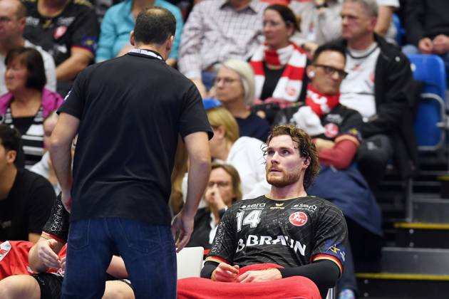 Johannes Golla (MT Melsungen 14) and Roberto Garcia Parrondo (MT Melsungen coach) in the foreground, GER, MT Melsungen vs. Orlen Wisla Plock (POL), Handball, Men s Champions League, Group Matches, 2026–2027 Season, October 22, 2026, GER, MT Melsungen vs. Orlen Wisla Plock, Men’s Champions League, Group Match, 2026–2027 Season, October 22, 2026, Kassel Copyright: xEibner-Pressefotox xRolandxSippelx EP_RSL