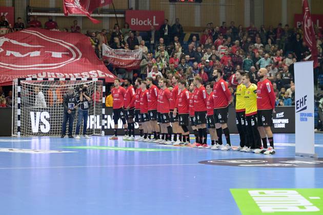 MT team in the EHF starting lineup, Feaurre, spectators, fans in the background, Adrian Sipos (MT Melsungen, No. 8), Nebojsa Simic (goalkeeper, MT Melsungen, No. 16), Kristof Palasics (goalkeeper, MT Melsungen, No. 32), GER, MT Melsungen vs. Orlen Wisla Plock (POL), Handball, Men’s Champions League, Group Matches, 2026–2027 season, October 22, 2026, GER, MT Melsungen vs. Orlen Wisla Plock, Men’s Champions League, Group Match, 2026–2027 Season, October 22, 2026, Kassel Copyright: xEibner-Pressefotox xRolandxSippelx EP_RSL