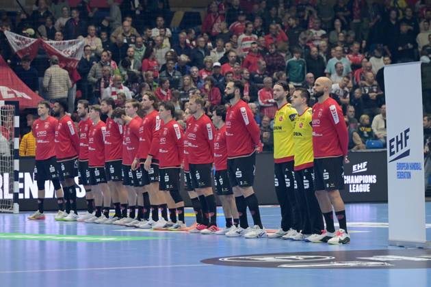 MT team in the EHF starting lineup, Feaurre, spectators, fans in the background, Adrian Sipos (MT Melsungen, No. 8), Nebojsa Simic (goalkeeper, MT Melsungen, No. 16), Kristof Palasics (goalkeeper, MT Melsungen, No. 32), GER, MT Melsungen vs. Orlen Wisla Plock (POL), Handball, Men’s Champions League, Group Matches, 2026–2027 season, October 22, 2026, GER, MT Melsungen vs. Orlen Wisla Plock, Men’s Champions League, Group Match, 2026–2027 Season, October 22, 2026, Kassel Copyright: xEibner-Pressefotox xRolandxSippelx EP_RSL