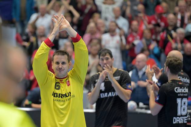 Celebration and joy from Nebojsa Simic, goalkeeper for MT Melsungen 16, after the victory; Daniel Dujshebaev of MT Melsungen 24 in the background, GER, MT Melsungen vs. Orlen Wisla Plock (POL), Handball, Men’s Champions League, Group Matches, 2026–2027 Season, October 22, 2026, GER, MT Melsungen vs. Orlen Wisla Plock, Men’s Champions League, Group Match, 2026–2027 Season, October 22, 2026, Kassel Copyright: xEibner-Pressefotox xRolandxSippelx EP_RSL