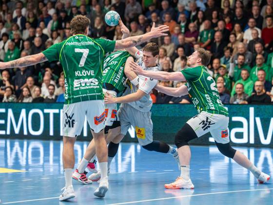 Vukasin Antonijevic (ThSV Eisenach, 41) in a one-on-one battle with Oskar Sunnefeldt (Frisch Auf Goeppingen, 27), Frisch Auf Goeppingen vs. ThSV Eisenach, Handball, 1st Bundesliga, Men, 2026–2027 season, October 23, 2026, Frisch Auf Göppingen vs. ThSV Eisenach, Handball, 1st Bundesliga, Men, 2026–2027 season, October 23, 2026, Göppingen Copyright: xEibner-Pressefoto MichaelxSchmidx EP_MST