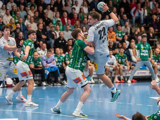 Felix Aellen (ThSV Eisenach), 22, in a one-on-one battle with Oskar Neudeck (Frisch Auf Goeppingen), 02, Frisch Auf Goeppingen vs. ThSV Eisenach, Handball, 1st Bundesliga, Men, 2026–2027 Season, October 23, 2026, Frisch Auf Göppingen vs. ThSV Eisenach, Handball, 1st Bundesliga, Men, 2026–2027 season, October 23, 2026, Göppingen Copyright: xEibner-Pressefoto MichaelxSchmidx EP_MST