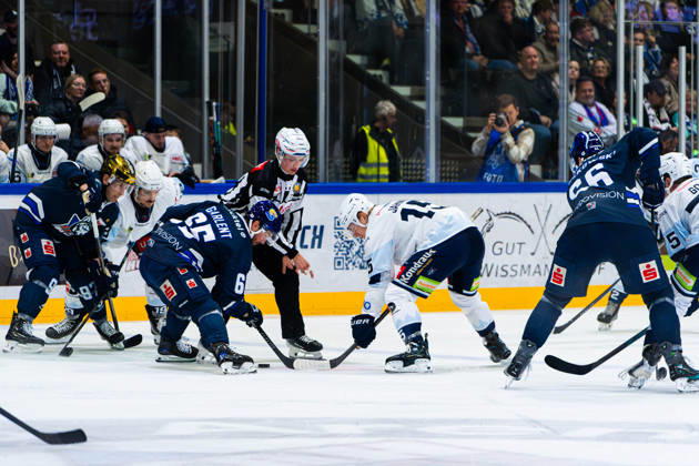 Kassel, Germany, October 22, 2026 DEL2 2026–2027 Game 11: Kassel Huskies vs. Blue Devils Weiden Pictured, from left: Hunter Garlent (ECK) and Charlie Jahnke (BDW) at Probonio Arena in Hesse Copyright: xFotostandx xKruczynskix
