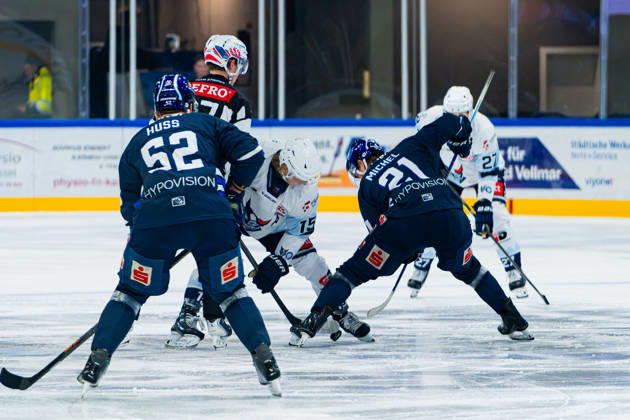 Kassel, Germany, October 22, 2026; DEL2 2026–2027, Game 11: Kassel Huskies vs. Blue Devils Weiden. Pictured: Charlie Jahnke (BDW) and Till Michel (ECK) at the faceoff at Probonio Arena Hessen. Copyright: xFotostandx xKruczynskix
