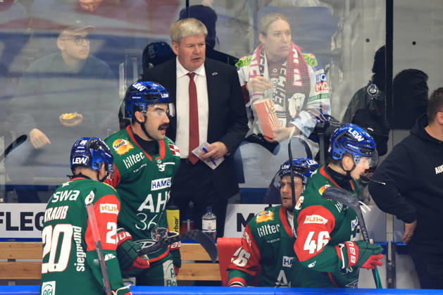 October 23, 2026, DEU, GER, Ice Hockey, Matchday 11, 2026–27 Season, Berlin, Eisbären Berlin vs. Augsburger Panther Head Coach BILL PETERS, Augsburger Panther, Augsburger Panther bench, nordphoto GmbH, Engler Berlin, Uber Arena Berlin, Germany Copyright: xNordphotox xEnglerx
