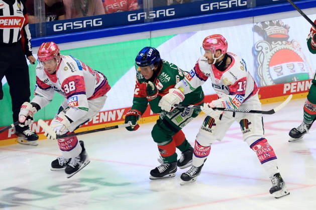 October 23, 2026, DEU, GER, Ice Hockey, Matchday 11, 2026–27 Season, Berlin, Eisbären Berlin vs. Augsburger Panther Yannick Veilleux, Eisbären Berlin 38, Eric Mik, Eisbären Berlin 12, ENRICO HENRIQUEZ, Augsburger Panther 52, nordphoto GmbH, Engler Berlin, Uber Arena Berlin, Germany Copyright: xNordphotox xEnglerx