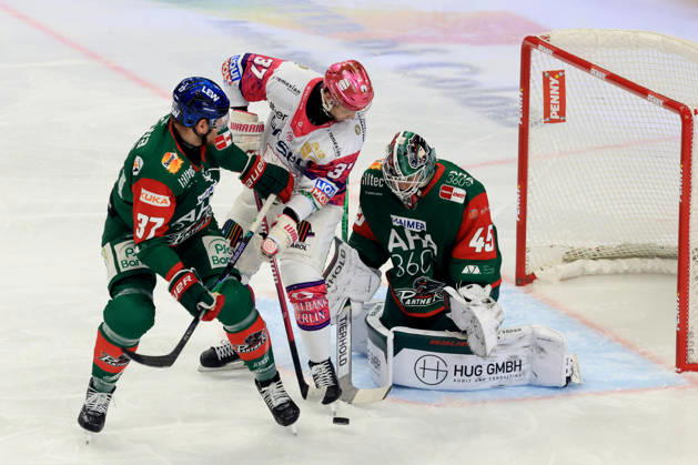 October 23, 2026, DEU, GER, Ice Hockey, Matchday 11, 2026–27 Season, Berlin, Eisbären Berlin vs. Augsburger Panther Markus Vikingstad, Eisbären Berlin 37, Kyle Wood, Augsburger Panther 37, TOBIAS ANCICKA, Augsburger Panther 45, nordphoto GmbH, Engler Berlin, Uber Arena Berlin, Germany Copyright: xNordphotox xEnglerx