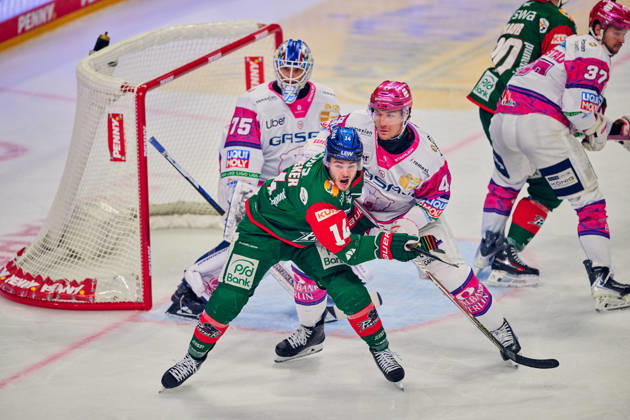 D J Busdeker, Augsburger Panther, 14, Adam Smith, Eisbären Berlin, 04, Jonas Neffin, Eisbären Berlin, 75, GER, Eisbären Berlin vs. Augsburger Panther, Men s Ice Hockey, German Ice Hockey League (DEL), 2026–27 Season, Matchday 11, October 23, 2026, GER, Eisbären Berlin vs. Augsburger Panther, Men s Ice Hockey, German Ice Hockey League, DEL, 2026–27 Season, Matchday 11, Berlin Copyright: xClaudiusxRauch,xEibner-Pressefotox xClaudiusxRauchx EP_CRH