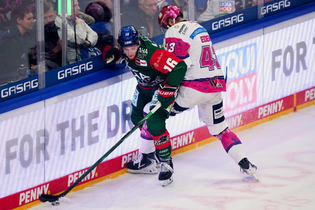 Cameron Wright, Augsburger Panther, 16, Andreas Eder, Eisbären Berlin, 43, GER, Eisbären Berlin vs. Augsburger Panther, Men s Ice Hockey, German Ice Hockey League (DEL), 2026–27 Season, Matchday 11, October 23, 2026, GER, Eisbären Berlin vs. Augsburger Panther, Men s Ice Hockey, German Ice Hockey League, DEL, 2026–27 Season, Matchday 11, Berlin Copyright: xClaudiusxRauch,xEibner-Pressefotox xClaudiusxRauchx EP_CRH