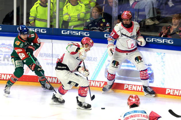 October 23, 2026, DEU, GER, Ice Hockey, Matchday 11, 2026–27 Season, Berlin, Eisbären Berlin vs. Augsburger Panther Yannick Veilleux, Eisbären Berlin 38, Tobias Krestan, Eisbären Berlin 91, FABRIZIO PILU, Augsburger Panther 68, nordphoto GmbH, Engler Berlin, Uber Arena Berlin, Germany Copyright: xNordphotox xEnglerx
