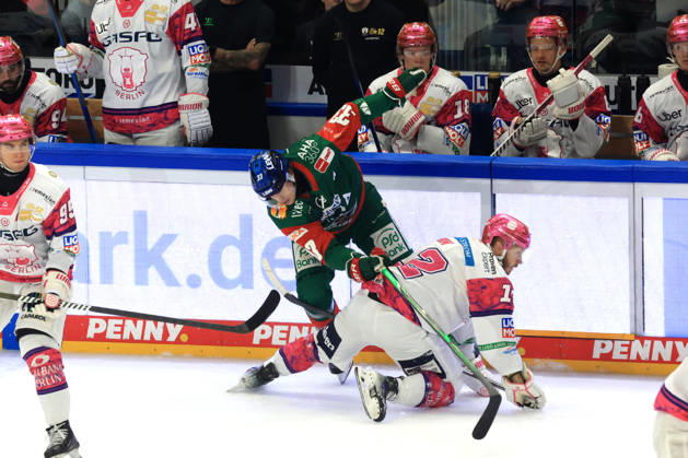 October 23, 2026, DEU, GER, Ice Hockey, Matchday 11, 2026–27 Season, Berlin, Eisbären Berlin vs. Augsburger Panther, Eric Mik (Eisbären Berlin 12), TIM WOHLGEMUTH (Augsburger Panther 33), nordphoto GmbH, Engler Berlin, Uber Arena Berlin, Germany Copyright: xNordphotox xEnglerx