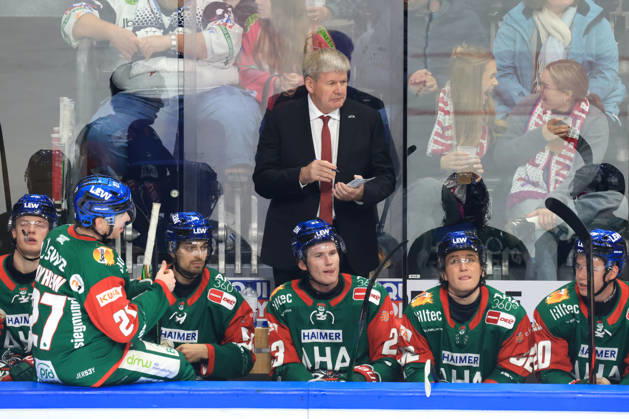 October 23, 2026, DEU, GER, Ice Hockey, Matchday 11, 2026–27 Season, Berlin, Eisbären Berlin vs. Augsburger Panther Head Coach BILL PETERS Augsburger Panther, Augsburger Panther bench nordphoto GmbH Engler Berlin Uber Arena Berlin Germany Copyright: xNordphotox xEnglerx