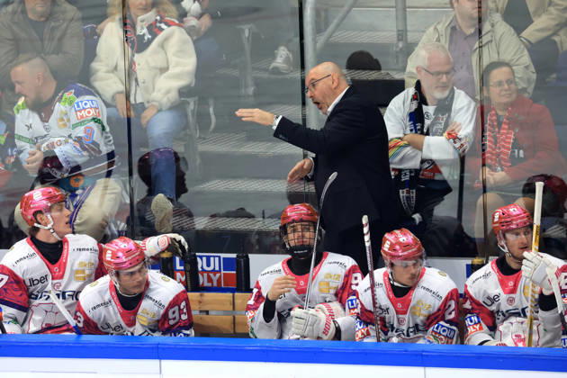October 23, 2026, DEU, GER, Ice Hockey, Matchday 11, 2026–27 Season, Berlin, Eisbären Berlin vs. Augsburger Panther Head Coach Eric Dubois, Eisbären Berlin, Eisbären players bench, nordphoto GmbH, Engler Berlin, Uber Arena Berlin, Germany Copyright: xNordphotox xEnglerx