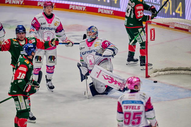 Jonas Neffin, Eisbären Berlin, 75, goal to make it 1-1; Augsburg celebrates the 1-1 tie; Alexander Blank, Augsburger Panther, 26; Cameron Wright, Augsburger Panther, 16; GER, Eisbären Berlin vs. Augsburger Panther, Men s Ice Hockey, German Ice Hockey League (DEL), 2026–27 season, Matchday 11, October 23, 2026, GER, Eisbären Berlin vs. Augsburger Panther, Men’s Ice Hockey, German Ice Hockey League, DEL, 2026–27 Season, Matchday 11, Berlin Copyright: xClaudiusxRauch,xEibner-Pressefotox xClaudiusxRauchx EP_CRH