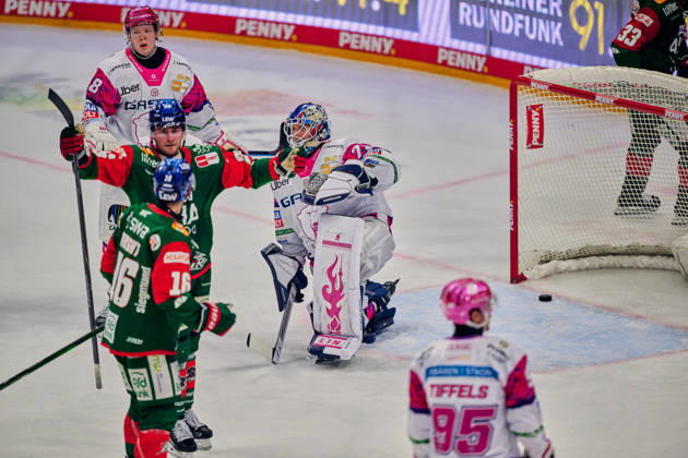 Jonas Neffin, Eisbären Berlin, 75, goal to make it 1-1; Augsburg celebrates the 1-1 tie; Alexander Blank, Augsburger Panther, 26; Cameron Wright, Augsburger Panther, 16; GER, Eisbären Berlin vs. Augsburger Panther, Men s Ice Hockey, German Ice Hockey League (DEL), 2026–27 season, Matchday 11, October 23, 2026, GER, Eisbären Berlin vs. Augsburger Panther, Men’s Ice Hockey, German Ice Hockey League, DEL, 2026–27 Season, Matchday 11, Berlin Copyright: xClaudiusxRauch,xEibner-Pressefotox xClaudiusxRauchx EP_CRH