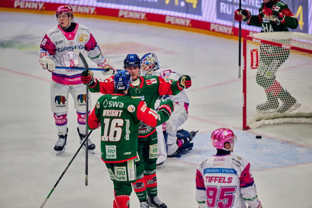 Jonas Neffin, Eisbären Berlin, 75, goal to make it 1-1; Augsburg celebrates the 1-1 tie; Alexander Blank, Augsburger Panther, 26; Cameron Wright, Augsburger Panther, 16; GER, Eisbären Berlin vs. Augsburger Panther, Men s Ice Hockey, German Ice Hockey League (DEL), 2026–27 season, Matchday 11, October 23, 2026, GER, Eisbären Berlin vs. Augsburger Panther, Men’s Ice Hockey, German Ice Hockey League, DEL, 2026–27 Season, Matchday 11, Berlin Copyright: xClaudiusxRauch,xEibner-Pressefotox xClaudiusxRauchx EP_CRH