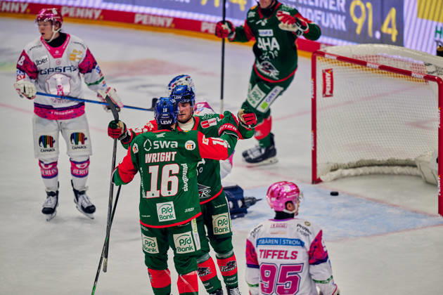 Jonas Neffin, Eisbären Berlin, 75, goal to make it 1-1; Augsburg celebrates the 1-1 tie; Alexander Blank, Augsburger Panther, 26; Cameron Wright, Augsburger Panther, 16; GER, Eisbären Berlin vs. Augsburger Panther, Men s Ice Hockey, German Ice Hockey League (DEL), 2026–27 season, Matchday 11, October 23, 2026, GER, Eisbären Berlin vs. Augsburger Panther, Men’s Ice Hockey, German Ice Hockey League, DEL, 2026–27 Season, Matchday 11, Berlin Copyright: xClaudiusxRauch,xEibner-Pressefotox xClaudiusxRauchx EP_CRH
