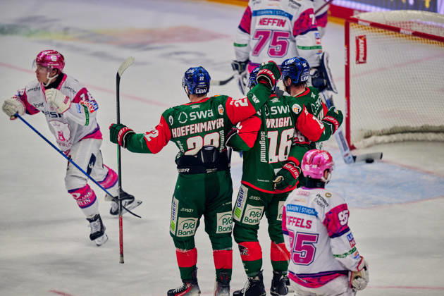 Jonas Neffin, Eisbären Berlin, 75, scores the 1-1 goal; Augsburg celebrates the 1-1 tie; Alexander Blank, Augsburger Panther, 26; Cameron Wright, Augsburger Panther, 16; Noel Hoefenmayer, Augsburger Panther, 22, GER, Eisbären Berlin vs. Augsburger Panther, Men’s Ice Hockey, German Ice Hockey League (DEL), 2026–27 season, Matchday 11, October 23, 2026, GER, Eisbären Berlin vs. Augsburger Panther, Men’s Ice Hockey, German Ice Hockey League, DEL, 2026–27 Season, Matchday 11, Berlin Copyright: xClaudiusxRauch,xEibner-Pressefotox xClaudiusxRauchx EP_CRH