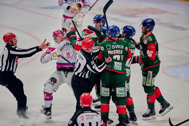 Fight, Jonas Mueller (Eisbären Berlin), 18, Noel Hoefenmayer (Augsburger Panther), 22, GER, Eisbären Berlin vs. Augsburger Panther, Men s Ice Hockey, German Ice Hockey League (DEL), 2026–27 season, Matchday 11, October 23, 2026, GER, Eisbären Berlin vs. Augsburger Panther, Men s Ice Hockey, German Ice Hockey League, DEL, 2026–27 Season, Matchday 11, Berlin Copyright: xClaudiusxRauch,xEibner-Pressefotox xClaudiusxRauchx EP_CRH