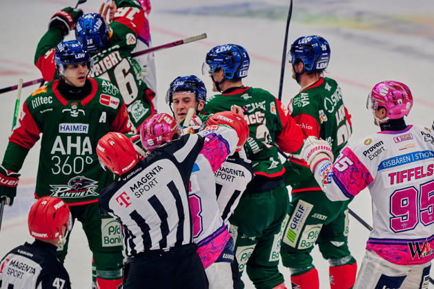 Fight, Jonas Mueller (Eisbären Berlin), 18, Noel Hoefenmayer (Augsburger Panther), 22, GER, Eisbären Berlin vs. Augsburger Panther, Men s Ice Hockey, German Ice Hockey League (DEL), 2026–27 season, Matchday 11, October 23, 2026, GER, Eisbären Berlin vs. Augsburger Panther, Men s Ice Hockey, German Ice Hockey League, DEL, 2026–27 Season, Matchday 11, Berlin Copyright: xClaudiusxRauch,xEibner-Pressefotox xClaudiusxRauchx EP_CRH