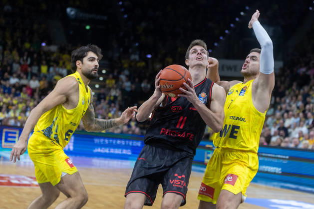 Oldenburg, Lower Saxony, Germany, October 23, 2026, Richard Balint (center), BMA365 Bamberg Baskets; Stefan Momirov (right), EWE Baskets Oldenburg; and Marcel Keßen (left), EWE Baskets Oldenburg. EWE Baskets Oldenburg vs. BMA365 Bamberg Baskets. Basketball 1. Basketball Bundesliga, 2026–2027 season, Matchday 6, Grosse EWE Arena: EWE Baskets Oldenburg vs. BMA365 Bamberg Baskets www.andreas-burmann.de