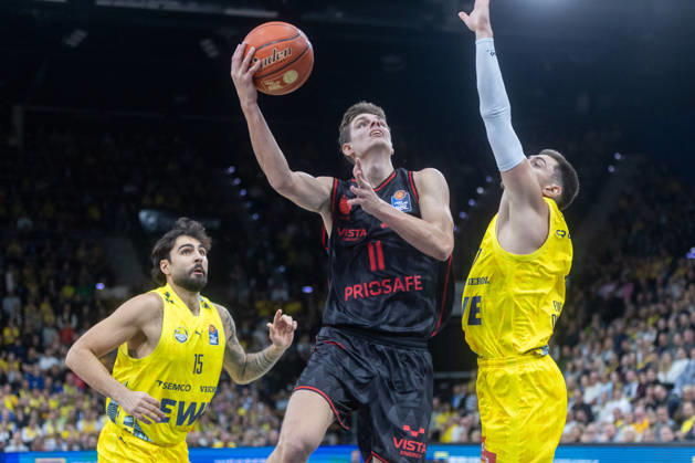 Oldenburg, Lower Saxony, Germany, October 23, 2026, Richard Balint (center), BMA365 Bamberg Baskets; Stefan Momirov (right), EWE Baskets Oldenburg; and Marcel Keßen (left), EWE Baskets Oldenburg. EWE Baskets Oldenburg vs. BMA365 Bamberg Baskets. Basketball 1. Basketball Bundesliga, 2026–2027 season, Matchday 6, Grosse EWE Arena: EWE Baskets Oldenburg vs. BMA365 Bamberg Baskets www.andreas-burmann.de