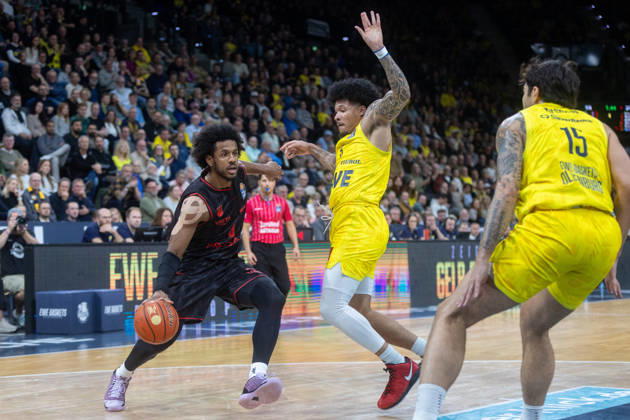 Oldenburg, Lower Saxony, Germany, October 23, 2026, Jordan Wright (left), BMA365 Bamberg Baskets; Tylan Pope (center), EWE Baskets Oldenburg; and Marcel Keßen (right), EWE Baskets Oldenburg. EWE Baskets Oldenburg vs. BMA365 Bamberg Baskets. Basketball 1. Basketball Bundesliga, 2026–2027 season, Matchday 6, Grosse EWE Arena: EWE Baskets Oldenburg vs. BMA365 Bamberg Baskets www.andreas-burmann.de