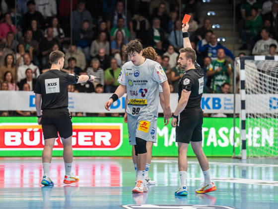 Tillman Leu of ThSV Eisenach, No. 99, receives a red card; Frisch Auf Goeppingen vs. ThSV Eisenach, Handball, 1st Bundesliga, Men, 2026–2027 season, October 23, 2026, Frisch Auf Göppingen vs. ThSV Eisenach, Handball, 1st Bundesliga, Men, 2026–2027 season, October 23, 2026, Göppingen Copyright: xEibner-Pressefoto MichaelxSchmidx EP_MST